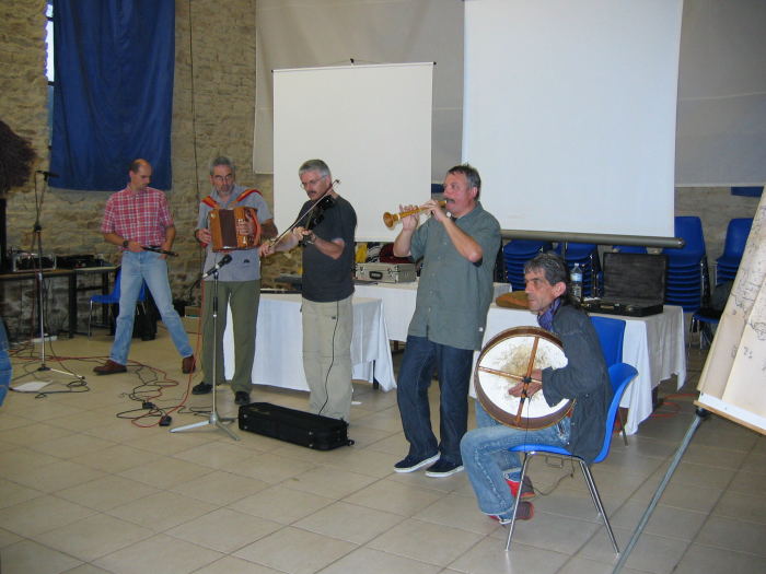 animation musicale du groupe boullig ruz  l'ile berder, initiation  la danse